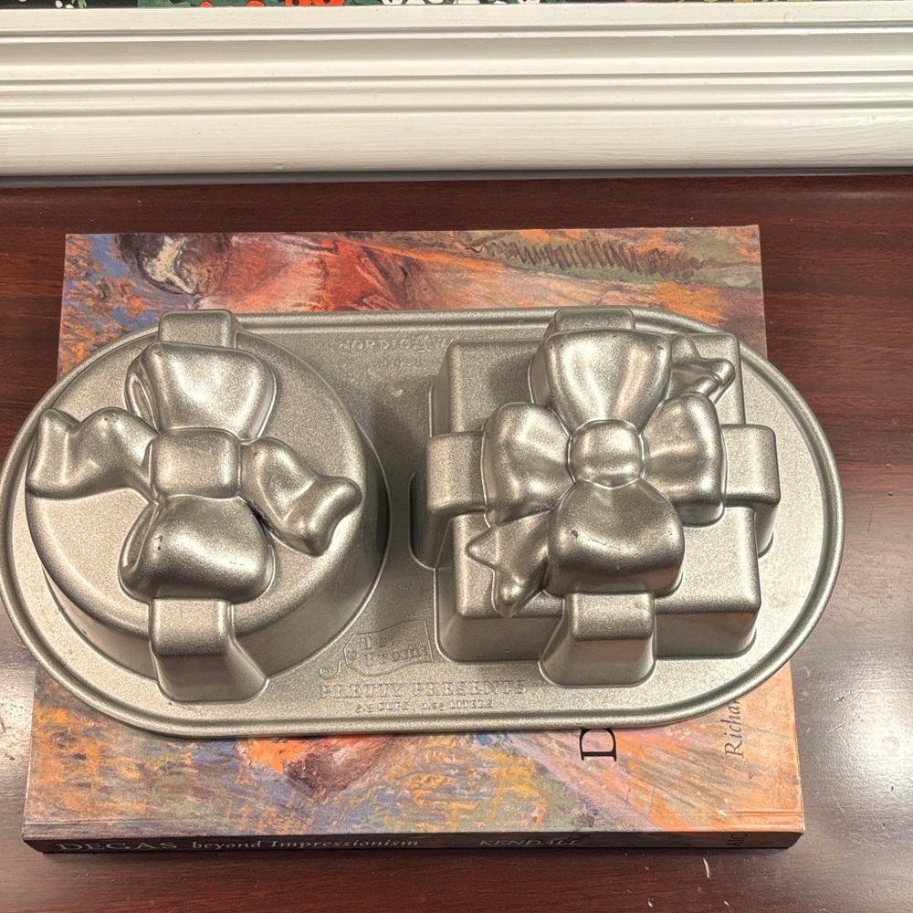 Nordic Ware Silver Bow Gift Pretty Presents Cake Pan